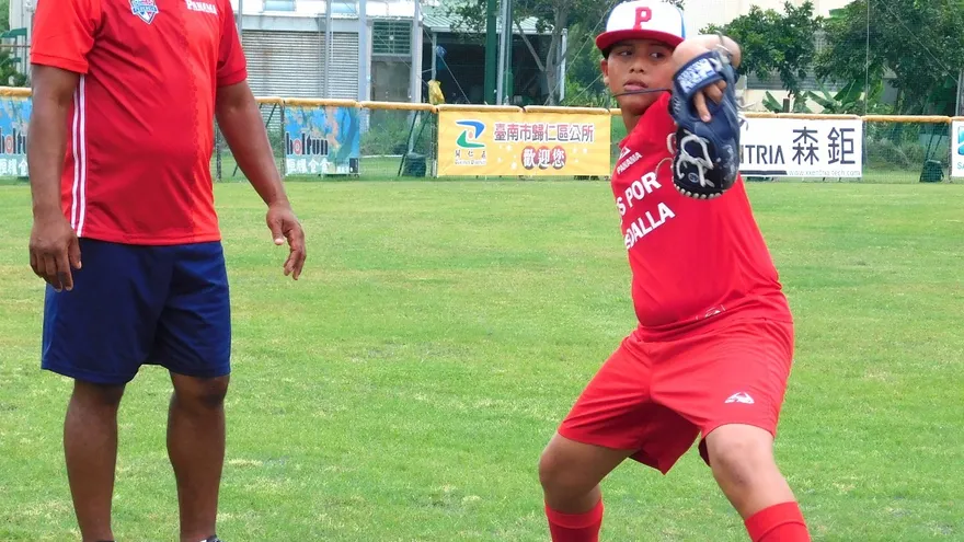 Anthony González (d) es observado por el instructor Cristóbal López (i)
