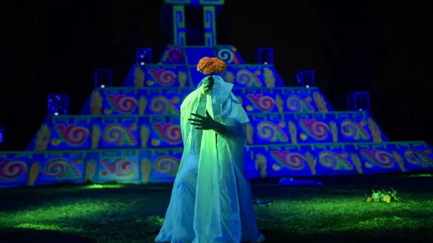 Foto ilustrativa de una actriz personificando a La Llorona