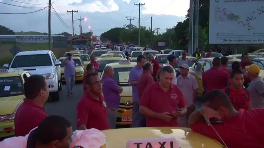 Conductores de taxi provocan caos en Chepo