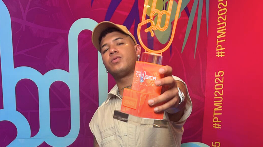 El Boza muestra el premio obtenido