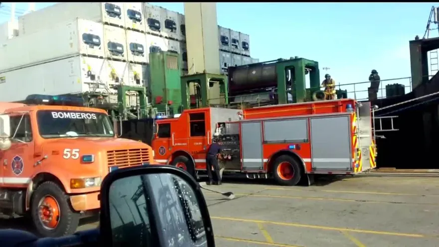 Barco se incendia en Panama Ports