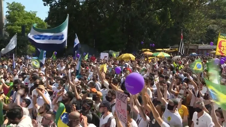 Cientos protestan contra Bolsonaro en Brasil tras semana de tensiones