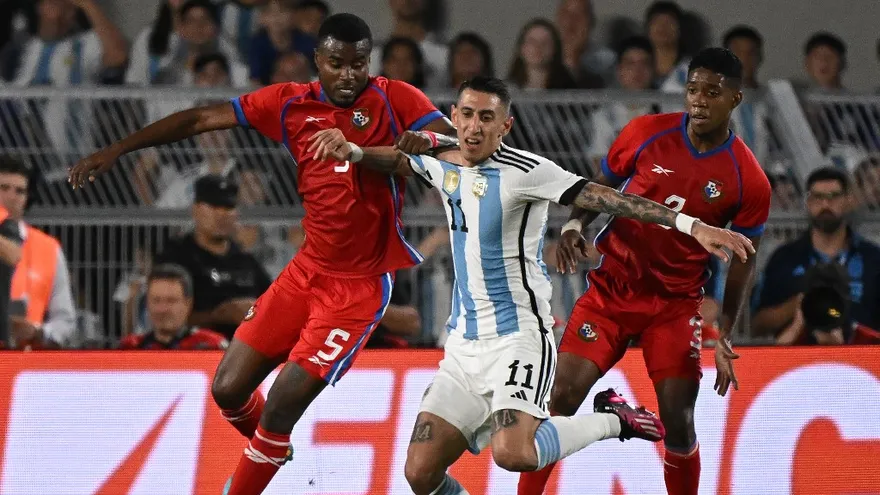 Richard Peralta (i) y Kevin Galván (d) marcan a Ángel Di María (c)