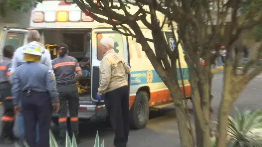 Estamentos de emergencia proceden a evacuar a los heridos