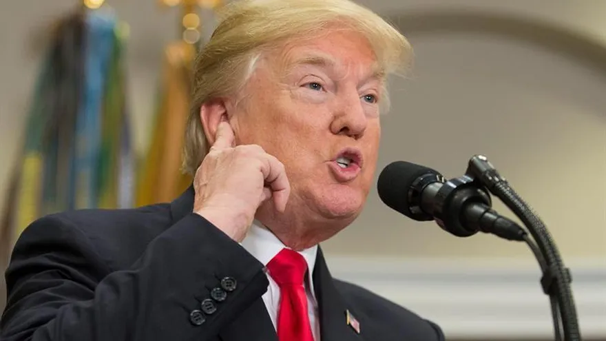 El presidente estadounidense, Donald Trump (d). A pesar de la falta de sintonía entre Trump y Moore, los analistas han establecido numerosos paralelismos entre ambos políticos y, en las últimas horas, algunos de ellos no han dudado en interpretar la derrota electoral de ayer como una prueba del menguante apoyo a la actual Presidencia.