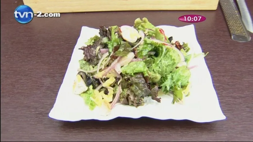 Ensalada de pollo a la parrilla con aderezo de mango verde