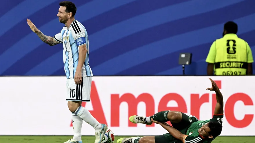 Lionel Messi (i) gesticula mientras Aissa Mandi (d) se agarra el tobillo durante el partido entre Argentina y Argelia
