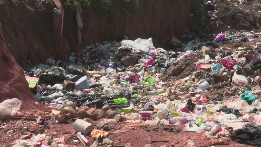Centro de la ciudad amanece más limpio, mientras persiste el problema de la basura en las periferias