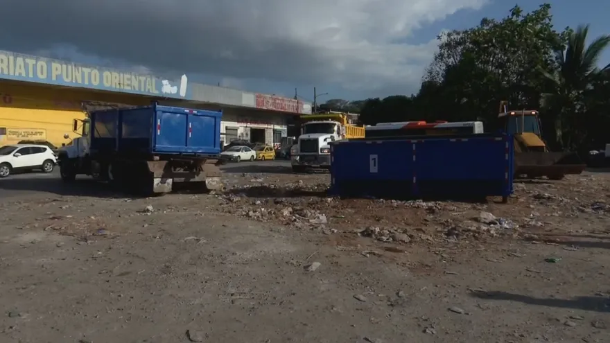 AAUD reemplaza canastas de basuja de Revisalud