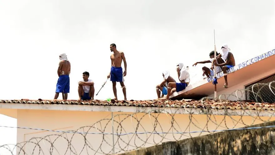 Fotografía de presos en los tejados de la Penitenciaria Estatal de Alcaçuz, este 17 de enero de 2017, en Natal, estado de Río Grande do Norte (Brasil).