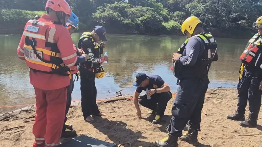 Estamentos de seguridad en la búsqueda de un adolescente desaparecido en el río Santa María