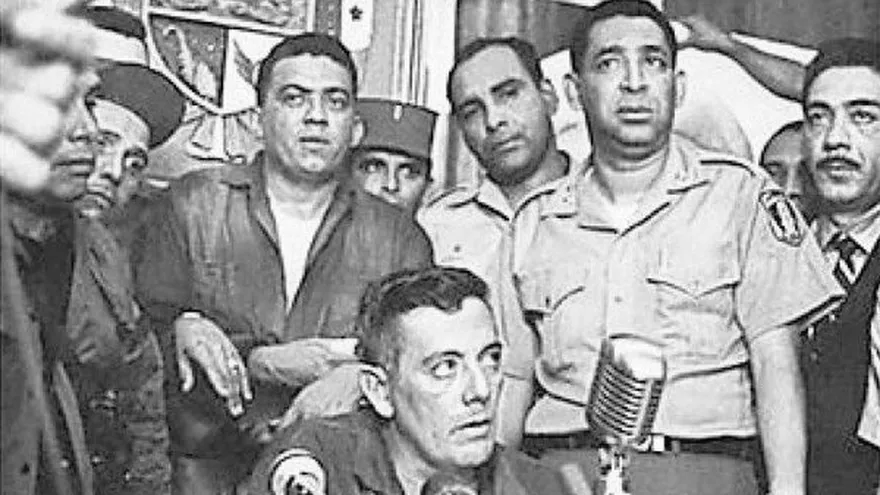 Omar Torrijos (al centro) durante el Golpe de Estado del 11 de octubre de 1968.