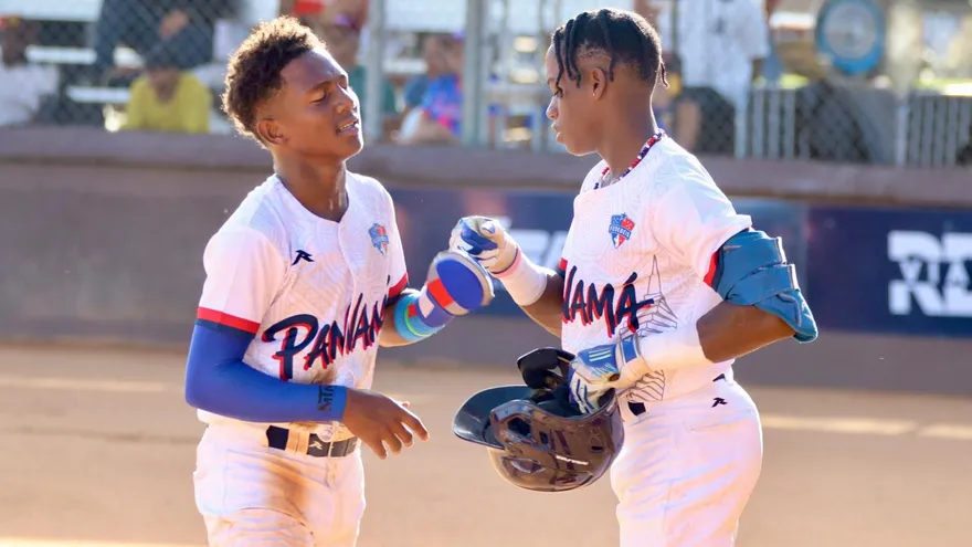 Jugadores de la Selección de Béisbol U18 de Panamá celebran