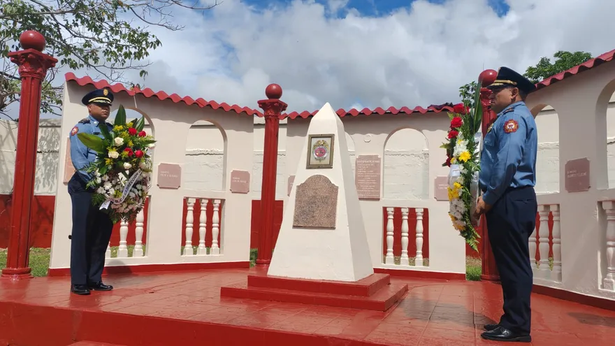 Los bomberos rinden homenaje a los caídos en El Polvorín
