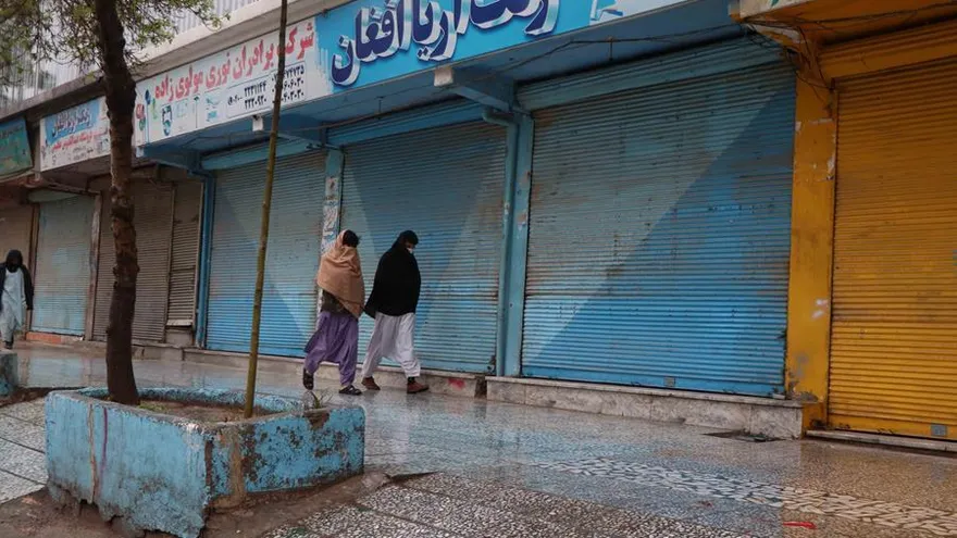 Unas mujeres caminan por las calles de Kabul