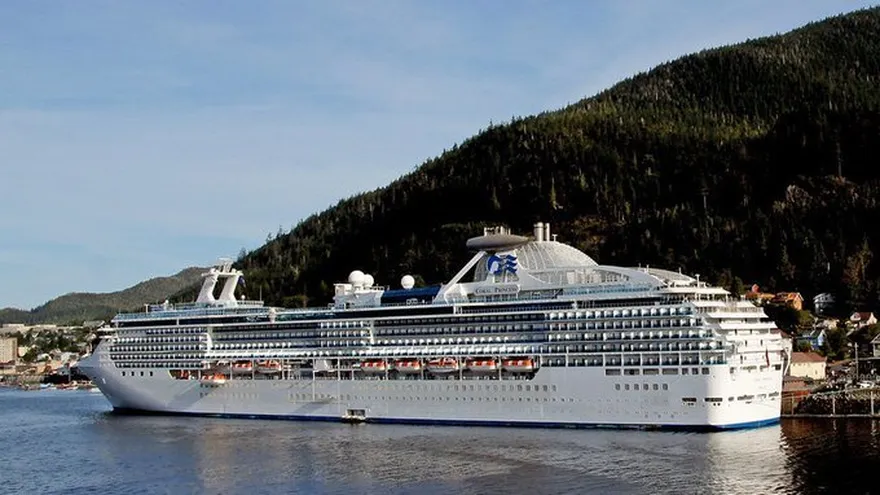 Crucero 'Coral Princess' con dos muertos y varios enfermos de COVID-19 atraca en Miami