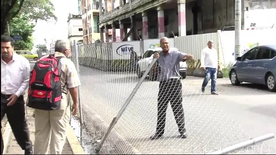 Manifestantes derriban cerca en Colón