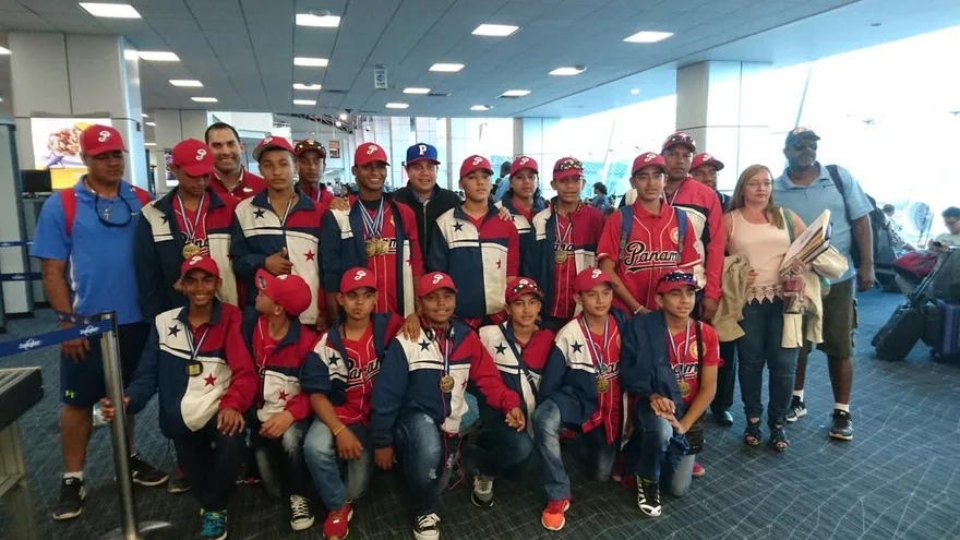 Integrantes del equipo infantil de Panamá tras su llegada al país