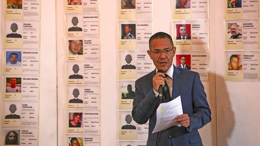 El ministro de Comunicación e Información de Venezuela, Ernesto Villegas, expone fotografías de las personas fallecidas durante la ola de protestas que se iniciaron desde Abril en el país, durante una rueda de prensa en la Cancillería de Venezuela, hoy, lunes 22 de mayo de 2017, en Caracas (Venezuela).