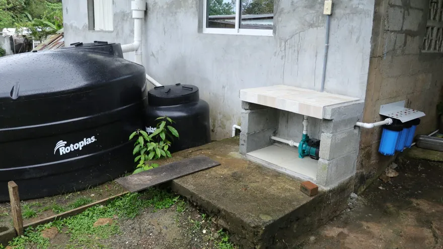 El proyecto “Lluvia de Felicidad” fue entregado oficialmente en la comunidad de Llano Bonito, corregimiento de Caimitillo, beneficiando a 35 familias, unas 200 personas, mediante esta iniciativa que busca mejorar el acceso al agua segura, el saneamiento y la salud pública.