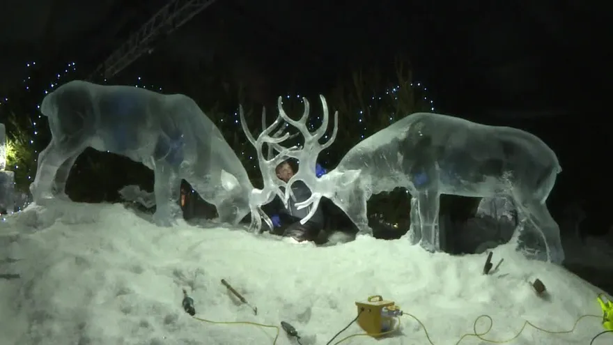 Escultores del hielo alistan sus piezas en mercado de Edimburgo