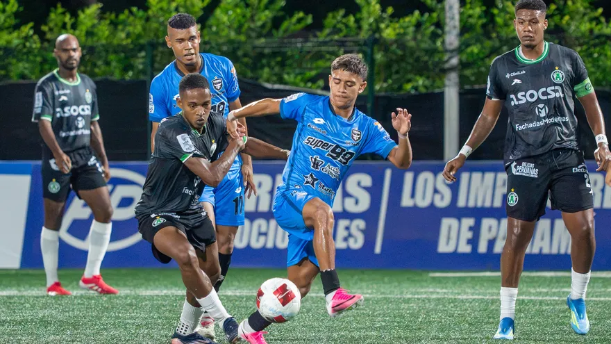 Alianza FC y Tauro FC en acción