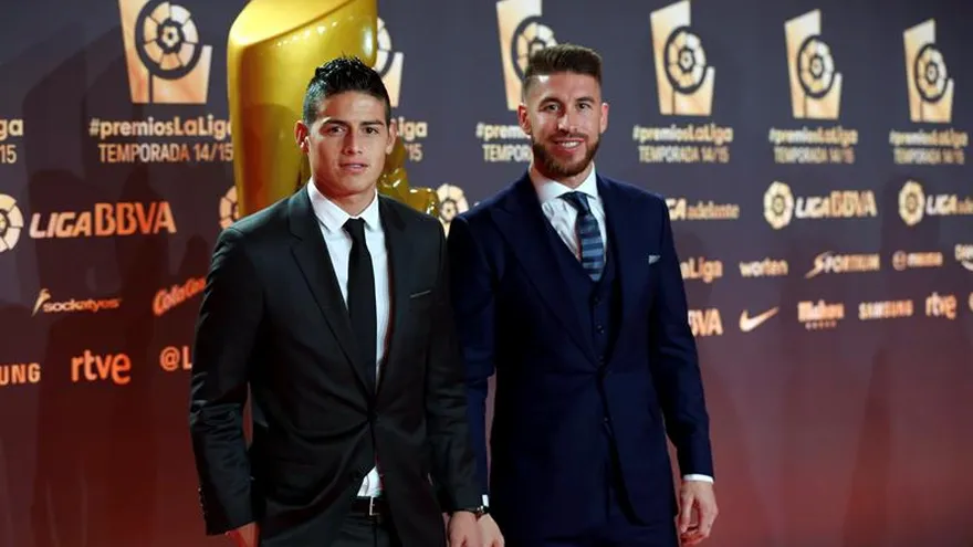 Jugadores, exjugadores y grandes personalidades posaron a su llegada a la gala de los premios de La Liga Nacional de Fútbol Profesional de la temporada 2014-15 celebrada en Barcelona.