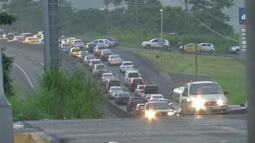 Residentes de Panamá Oeste pasan horas en el tranque