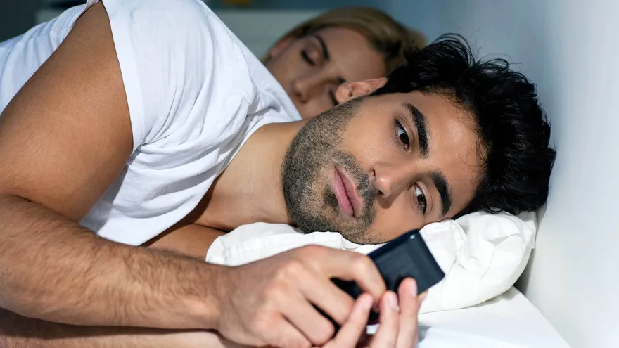 ¿Tu pareja te engaña? 7 signos de infidelidad que le delatan...