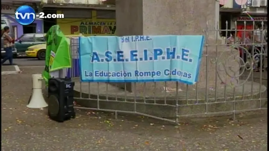 Docentes en diferentes provincias protestan exigiendo mejoras