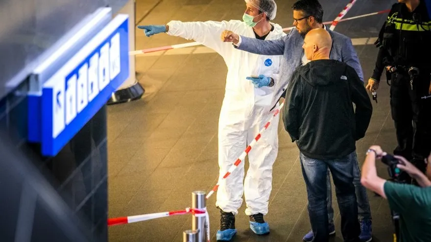 Policías y forenses investigan incidente en la estación central de Ámsterdam, el 31 de agosto de 2018.