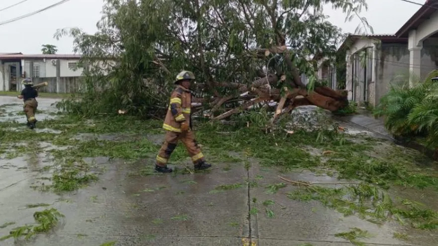 Panama firefighters tackle over 32 emergencies amid heavy rains and winds