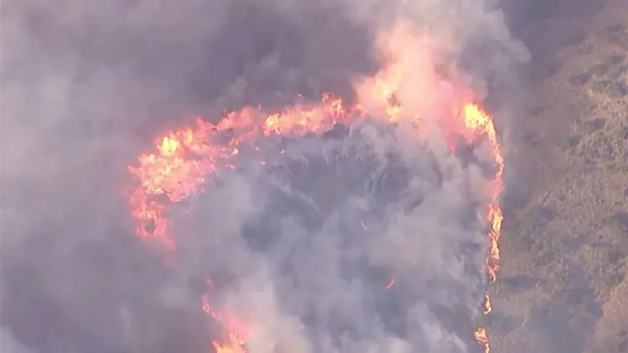 Unos 90.000 evacuados de localidad cerca de Los Ángeles por nuevo incendio forestal