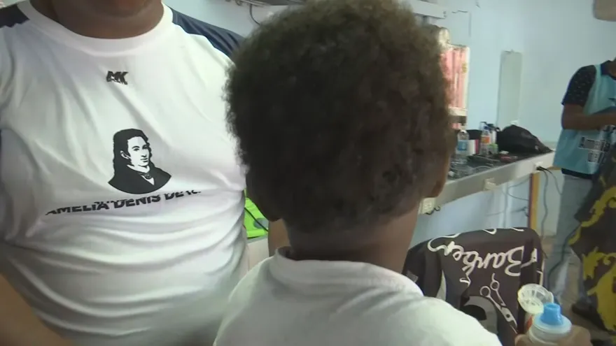 La iniciativa, organizada con el apoyo de la junta comunal, ofreció cortes de cabello gratuitos a niños de la comunidad, con el objetivo de que puedan regresar a clases cumpliendo con las normas de presentación exigidas por los centros educativos.