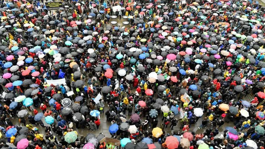Miles de estudiantes se manifiestan este viernes en Zúrich (Suiza).
