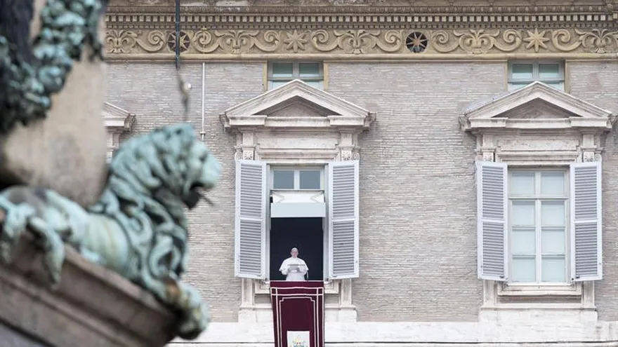 El papa Francisco en el tradicional rezo del Angelus, en la Plaza de San Pedro del Vaticano.