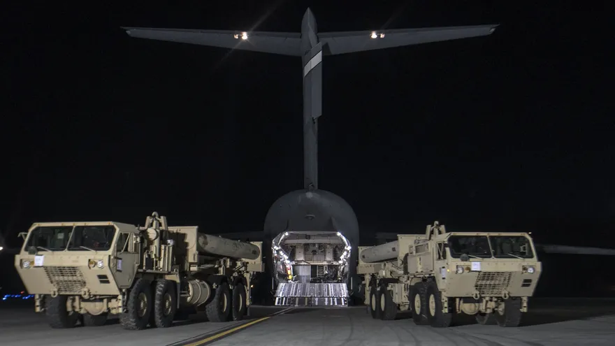 Fotografía facilitada por las fuerzas armadas estadounidenses desplegadas en Corea del Sur (UFSK) que muestran a soldados durante el despliegue del escudo antimisiles THAAD en Pyeongtaek (Corea del Sur)