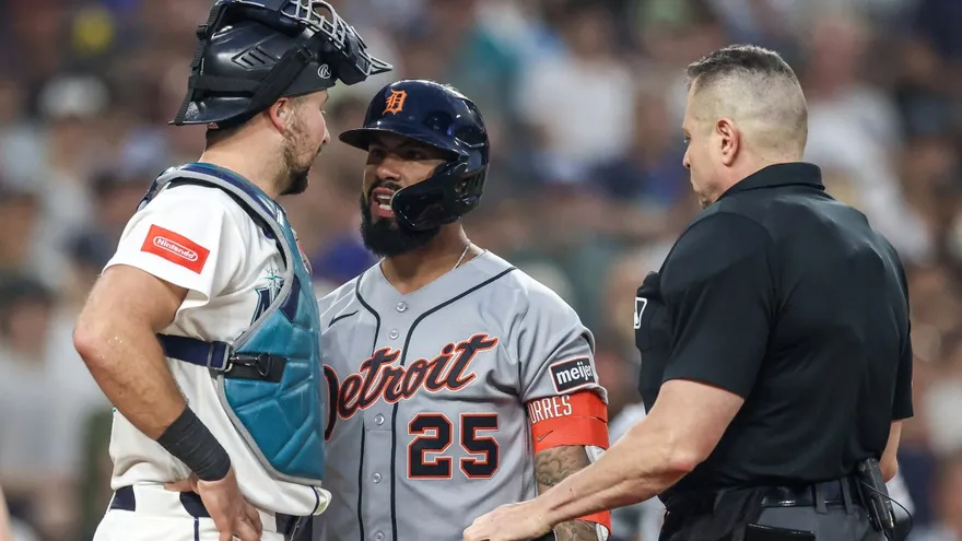 Gleyber Torres encara al receptor Cal Raleigh