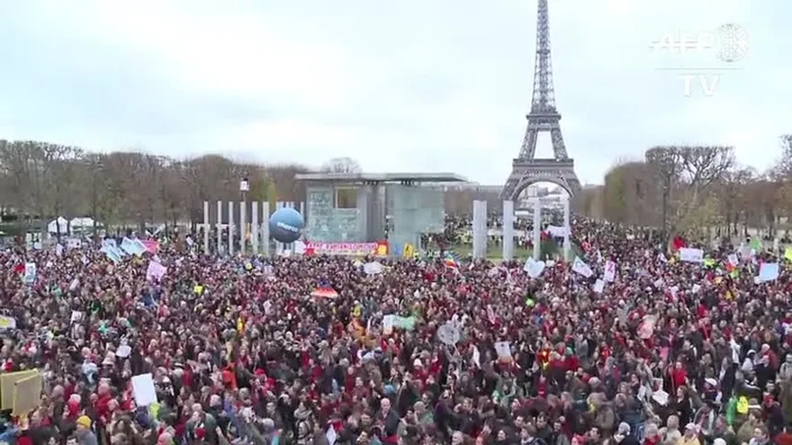 Miles de ecologistas se movilizan en París al final de COP21