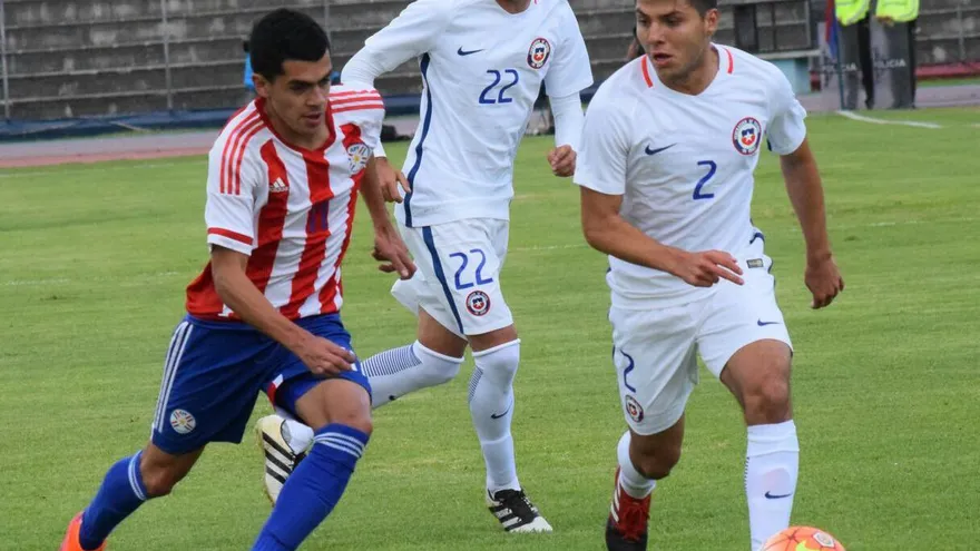 Acción del partido entre las selecciones Sub-20 de Paraguay y Chile