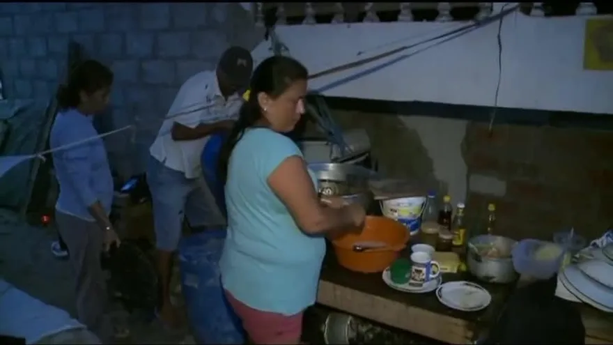 Damnificados en Ecuador comparten enseres