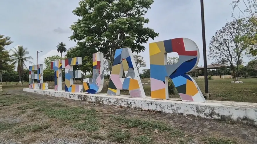 Preocupación por hombre que camina desnudo y armado WEB