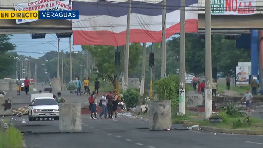 Se mantiene cierre en puente vehicular de Santiago
