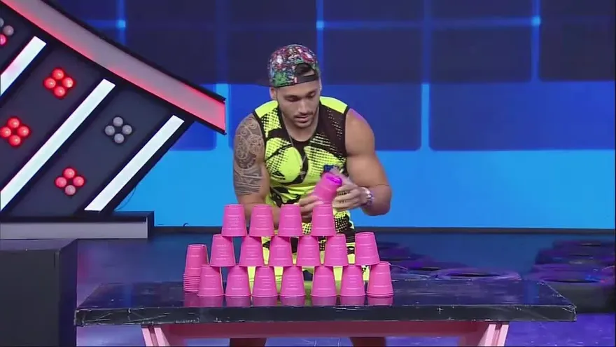 El retador Carlos López se complicó tratando de completar el circuito de vasos