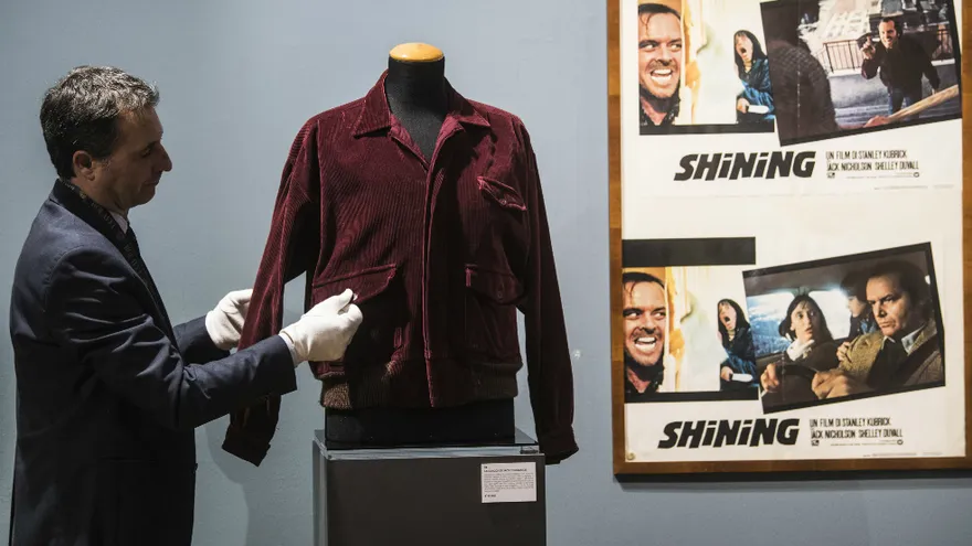En la imagen, la chaqueta que Jack Nicholson vistió en el filme  "The Shining". Fue subastada por 19,000 euros en Italia.