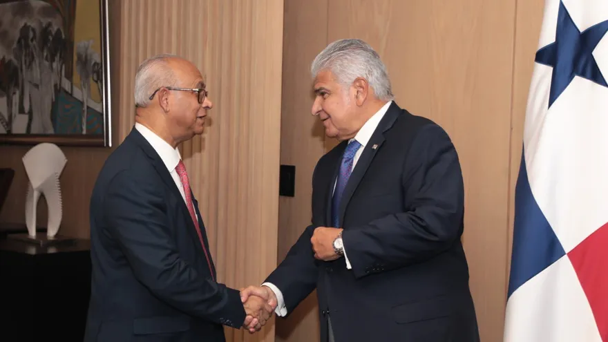 Secretario general de la OEA, Albert Ramdin junto al presidente de Panamá, José Raúl Mulino.