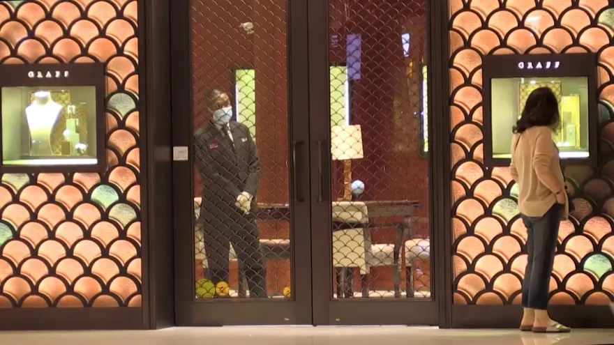 El emblemático Dubai Mall de Emiratos reabre sus puertas