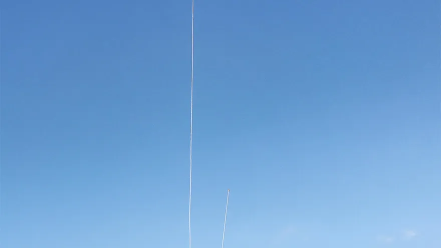 Estelas de cohetes del sistema de defensa antimisiles Cúpula de Hierro de Israel se observan sobre Tel Aviv el 28 de febrero de 2026. El ejército israelí afirmó que sus ataques contra Irán, en coordinación con Estados Unidos, tuvieron como objetivo decenas de instalaciones militares y fueron el resultado de meses de planificación conjunta entre los aliados.