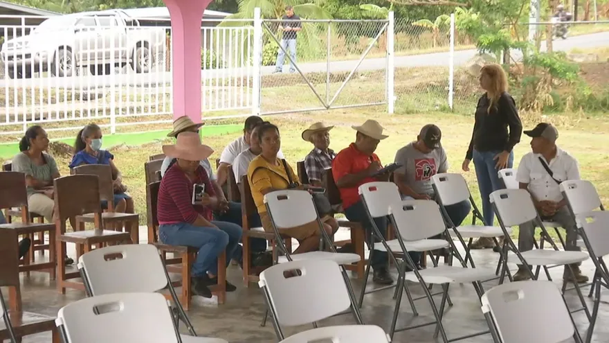 Asistentes a la consulta pública en La Pintada