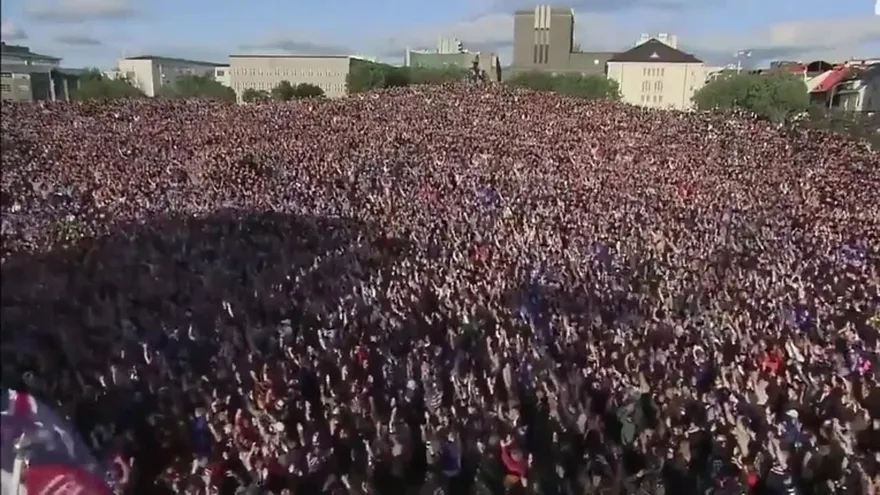 El grito vikingo de Islandia cantado por 10.000 personas